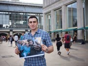 Anas Modamani zeigt auf dem Alexanderplatz in Berlin das Selfie, das er mit Angela Merkel geschossen hat. Das Bild hat sein Leben verändert. Wie, sagt viel über die europäische Flüchtlingspolitik aus. (Bild: Gregor Zielke)