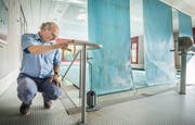 AZP-Leiter Bernhard Liepelt im Therapiebad, das Abnützungserscheinung zeigt. (Bild: Andrea Stalder)