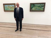 Ruedi Staechelin, Kopf des Rudolf Staechelin Family Trust, vor einem der bedeutendsten verbliebenen Werke seiner Sammlung: Van Goghs «Le jardin de Daubigny» (rechts), hier einem van Gogh aus der Sammlung Beyeler gegenübergestellt. (Bild: Keystone/Dominique Spirgi)