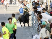 Bei einer Stierhatz im zentralspanischen Ort Cuéllar ist ein 61-jähriger Mann tödlich verletzt worden. (Bild: KEYSTONE/EPA EFE/PABLO MARTIN)