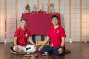 Mingliang Zhang (rechts) gibt an fünf Tagen sein Wissen in St.Gallen weiter. Eingeladen hat ihn Shaofan Zhu. (Bild: Hanspeter Schiess)