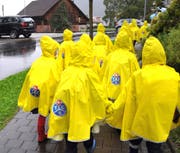 Die Regenponchos sollen für mehr Sicherheit sorgen. (Bild: PD)
