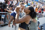 Allyson Felix mit ihrer Tochter Camryn. (Bild: Charlie Neibergall/AP Photo, 27. July 2017, Des Moins, Iowa)