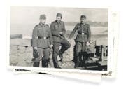 Karl-Heinz Mayer (Mitte) als Soldat im Dienst der Nazis. Aufgenommen im französischen Biarritz 1940. (Bild: ZVG)