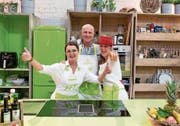 Die Küche ist das Element der Familie: Brigitte (von links), Joe und Jasmin Feierabend. (Bild: PD)