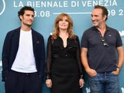 Roman Polanskis Ehefrau Emmanuelle Seigner (mitte) posiert mit den beiden Hauptdarstellern Louis Garrel (links) und Jean Dujardin (rechts) des neuen Films «J'accuse» von Roman Polanski am Filmfestival in Venedig. (Bild: KEYSTONE/EPA ANSA/ETTORE FERRARI)