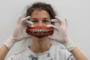 Brigit Edelmann mit einer Mundmaske aus Sri Lanka. (Bild: Stefan Rohner)