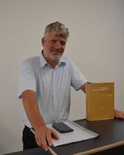 Der Stanser Stefan Tobler mit seinem Werk zum Bankgeheimnis. (Bild: Franziska Herger, Stans, 29. August 2019)