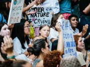 Umweltaktivistin Greta Thunberg erstmals in den USA vor der Uno in New York inmitten anderer gleichgesinnter Jugendlicher. (Bild: KEYSTONE/EPA/ALBA VIGARAY)