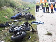 Bei einem tragischen Unfall auf der Autobahn 9 im deutschen Bundesland Thüringen starben vier Motorradfahrer. Ein Lieferwagen war ins Schleudern geraten und erfasste sie, als sie unter einer Brücke Schutz vor Starkregen suchten. (Bild: Deutsche Presse Agentur (dpa))