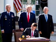 Neues US-Führungskommando für den Weltraum: Dieser Schritt unterstreiche die Bedeutung des Weltalls für Amerikas nationale Sicherheit, sagte US-Präsident Donald Trump (Bildmitte hinten) am Donnerstag bei einer Zeremonie im Rosengarten des Weissen Hauses. (Bild: KEYSTONE/EPA/MICHAEL REYNOLDS)