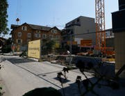 Die Oberdorfstrasse, parallell zur Sinserstrasse und der Lorze. (Bild: Stefan Kaiser, Cham, 30. August 2019)