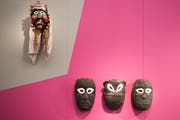 Walenstädter Rölli-Maske (links) mit Masken von Idigenen aus Peru, die sich von der Schweizer Maske inspirieren liessen (Bild: Adriana Ortiz-Cardozo).