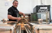 Patrick Züger in seiner mobilen Küche am Sunset-Filmfestival in Wil. Vergleichbar wird auch an der Zuzwiler Gewerbeausstellung Z19 gekocht. (Bild: Andrea Häusler)