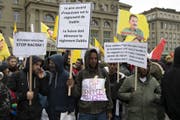 Vor einem halben Jahr (Dezember 2018) protestierten Dutzende Menschen vor dem Bundeshaus gegen Ausschaffungen durch das Dublin-Abkommen. (Bild: Keystone)