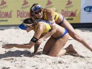 Die Freude von Nina Betschart über den neuerlichen Schweizer Meistertitel haut Teamkollegin Tanja Hüberli glatt um (Bild: KEYSTONE/PETER SCHNEIDER)