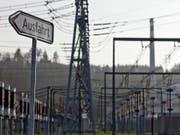 Ein Ausfahrt-Schild auf dem Gelände des Kernkraftwerks Mühleberg mit Symbolgehalt: am 20. Dezember wird die Anlage definitiv abgeschaltet. (Bild: KEYSTONE/MARTIN RUETSCHI)