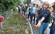 Regula Wendel (vorne) gibt wertvolle Tipps in der naturnahen Bewirtschaftung von Grünflächen. Bild: Thomas Güntert
