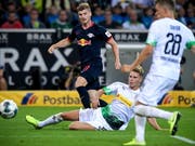 Der Schweizer Innenverteidiger Nico Elvedi kann gegen Timo Werner nichts ausrichten (Bild: KEYSTONE/EPA/SASCHA STEINBACH)