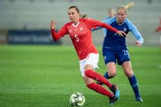 Noëlle Maritz (am Ball) sagt: «Florijana fehlt!» (Bild: Keystone)