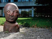 Der «Kopf» von Fritz Roth auf dem Platz der Kantonsschule besteht aus massivem Eisen. (Bild: Stefan Kaiser, Zug, 30. August 2019)