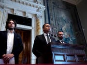 Fünf-Sterne-Leader Luigi Di Maio (Mitte) verschärfte nach dem Treffen mit dem designierten Premier Giuseppe Conte den Ton gegenüber dem möglichen neuen Koalitionspartner, dem Partito Democratico. (Bild: KEYSTONE/AP ANSA/ANGELO CARCONI)