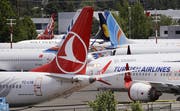 Dutzende von geerdeten Boeing 737 MAX-Flugzeugen drängen sich auf einem Parkplatz neben dem Boeing Field in Seattle. (Bild: Elaine Thompson/AP, 27. Juni 2019)