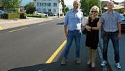 Sie sind gespannt auf die Erfahrungen, die durch die Neuerung gesammelt werden können: (von links) Sascha Bundi, Leiter Mobilität und Planung im Tiefbauamt St.Gallen, Christa Köppel, Gemeindepräsidentin von Widnau, und Eric Pasche, Bauamt Widnau. (Bild: Kurt Latzer)