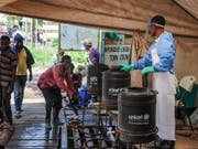 Hygienemassnahmen sollen gegen die Verbreitung von Ebola helfen. (Bild: KEYSTONE/AP/RONALD KABUUBI)
