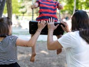 Lesbische Paare haben heute keinen Zugang zu Samenspenden. Das soll sich ändern, fordern Lesbenorganisationen. Die Rechtskommission des Nationalrats lehnt das ab. (Bild: KEYSTONE/GAETAN BALLY)