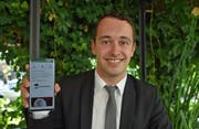 Raphael Gerster zeigt seine Integrations-Plattform Glocalmeets.ch, die vorläufig nur auf Smartphones läuft. (Bild: Mario Testa)