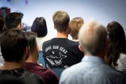 Nationalratskandidaten wollen die Berufsschüler am Podium in Rorschach für Politik begeistern. (Bild: Urs Bucher)