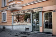«Martins Brotwerk» an der Obergrundstrasse 85 in Luzern. Seit kurzem hängt ein handgeschriebener Geschlossen auf einem Zettel an der Eingangstür. Bild: Pius Amrein (Luzern, 26. August 2019)