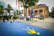 Seit 2011 führen blaue Flächen Fussgänger über den vormals unsicheren Parkplatz vor der Aadorfer Migros und Post. (Bild: Olaf Kühne)
