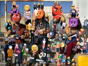 In einer internationalen Gruppenausstellung beschäftigt sich das Aargauer Kunsthaus mit dem Thema Maske in der Kunst der Gegenwart. Zu sehen ist unter anderem das Fotowerk «Emojis» von Olaf Breuning. (Bild: Handout Aargauer Kunsthaus)