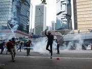 Trotz eines Demonstrationsverbots und der Absage einer Grossdemonstration haben am Samstag tausende Menschen in Hongkong demonstriert. (Bild: KEYSTONE/EPA/JEON HEON-KYUN)