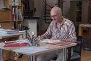 Wenn Paul Steinmann in einer Arbeit nicht weiterkommt, geht er an den nächsten Schreibtisch, liest etwas, vertieft sich in ein anderes Thema. (Bild: Lisa Jenny)
