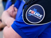 Der Lenker wurde bei dem Unfall aus dem Auto geschleudert und verstarb noch auf der Unfallstelle. (Bild: KEYSTONE/ANTHONY ANEX)