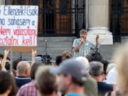 In der ungarischen Hauptstadt Budapest sind am Samstag zahlreiche Personen auf die Strasse gegangen, um gegen die Bildungspolitik des Landes zu protestieren. (Bild: KEYSTONE/EPA MTI/ZSOLT SZIGETVARY)