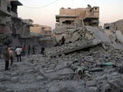 In Syriens letztem grossen Rebellengebiet um die Stadt Idlib ist am Samstag eine von der Regierung ausgerufene einseitige Waffenruhe in Kraft getreten. Seit dem Morgen gab es nach Angaben der syrischen Beobachtungsstelle für Menschenrechte keine Luftangriffe. (Bild: KEYSTONE/AP Syrian Civil Defense White Helmets)