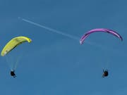 Die Kollision von zwei Gleitschirmfliegern im Kanton St. Gallen ist noch einmal gut ausgegangen: Während der eine auf einer Tanne landete, konnte der andere sicher auf einer Alp landen. Beide blieben unverletzt, lösten aber eine Suchaktion aus. (Bild: KEYSTONE/JEAN-CHRISTOPHE BOTT)