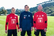 Im Trainingslager von Marbella Anfang 2019: Der damalige FCL-Cheftrainer René Weiler (Mitte) und die Assistenztrainer Thomas Binggeli (links) sowie Manuel Klökler (rechts). Weiler und Binggeli arbeiten neu bei Al Ahly Kairo zusammen, Klökler bleibt Co-Trainer von Thomas Häberli in Luzern. (Bild: Martin Meienberger/Freshfocus, Mijas/Spanien, 13. Januar 2019)
