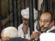 Sudans langjähriger Machthaber Omar al-Baschir (im Bild weiss gekleidet) muss sich wegen der illegalen Beschaffung und Nutzung ausländischer Gelder vor Gericht verantworten. Ein Gericht in der Hauptstadt Khartum klagte den Ex-Staatschef am Samstag formell an. (Bild: KEYSTONE/AP)