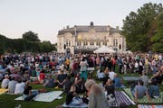 Klein-Woodstock vor der Tonhalle: Lange vor der Ouvertüre machte es sich das Publikum schon auf der Wiese gemütlich. Bilder: Hanspeter Schiess