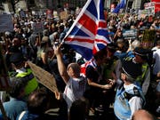 In London und anderen Städten Grossbritanniens hat es am Samstag lautstarke Proteste gegen Premierminister Boris Johnson gegeben. Die Proteste richteten sich gegen dessen Entscheidung, das Parlament wenige Wochen vor dem geplanten Austritt Grossbritanniens aus der EU für einen Monat zu suspendieren. (Bild: KEYSTONE/AP/ALASTAIR GRANT)