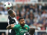 Kopfballduell im Spiel zwischen Newcastle United und Watford (Bild: KEYSTONE/AP PA/OWEN HUMPHREYS)