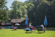 Familienbad Dreilinden in St.Gallen: «Liebe Gäste, am 8. September ist Saisonschluss.» (Bild: Adriana Ortiz Cardozo)