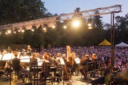 Unter freiem Himmel weckt das Sinfonieorchester St. Gallen unter der Leitung von Chefdirigent Modestas Pitrenas die Lust auf die Tonhalle-Saison.