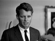 Der Mann, der am 5. Juni 1968 den US-Senators Robert F. Kennedy (im Bild) tötete, ist laut Medienberichten in einem Gefängnis in Kalifornien von einem Mitinsassen mit einem Messer verletzt worden. (Bild: KEYSTONE/AP)