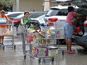In den USA bereiten sich die Menschen am Freitag (Ortszeit) mit Hamsterkäufen auf die Ankunft von Hurrikan «Dorian» vor. (Bild: KEYSTONE/AP Miami Herald/CHARLES TRAINOR JR)